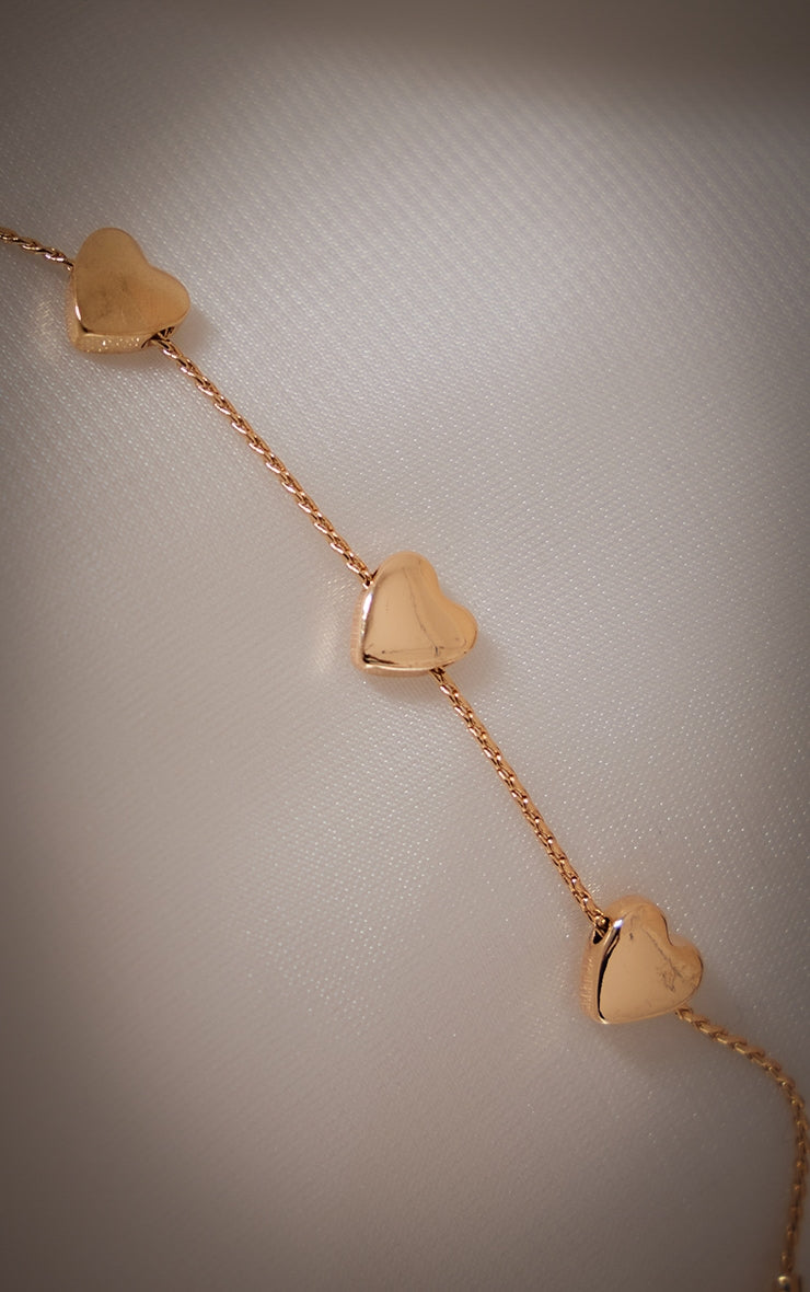 https://cdn-img.prettylittlething.com/c/1/6/8/c168162bb5d35717fc818c7a2714f99c09a4e37d_CNI2355_3_gold_heart_detail_bracelet.jpg