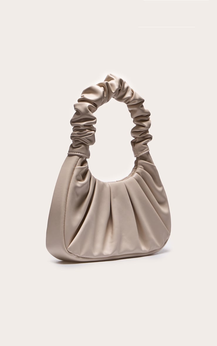 https://cdn-img.prettylittlething.com/0/3/9/0/03900120c6194949d5de07e675cdcc370b577267_CMM4037_2_cream_extreme_ruched_handle_shoulder_bag.jpg