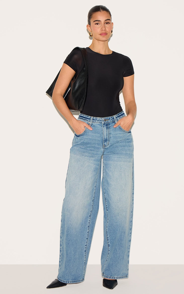 https://cdn-img.prettylittlething.com/3/1/a/b/31ab3e7a0b1b58f6b72301e617378e698bd58a86_CNF0742_3_black_basic_slinky_short_sleeve_bodysuit.jpg