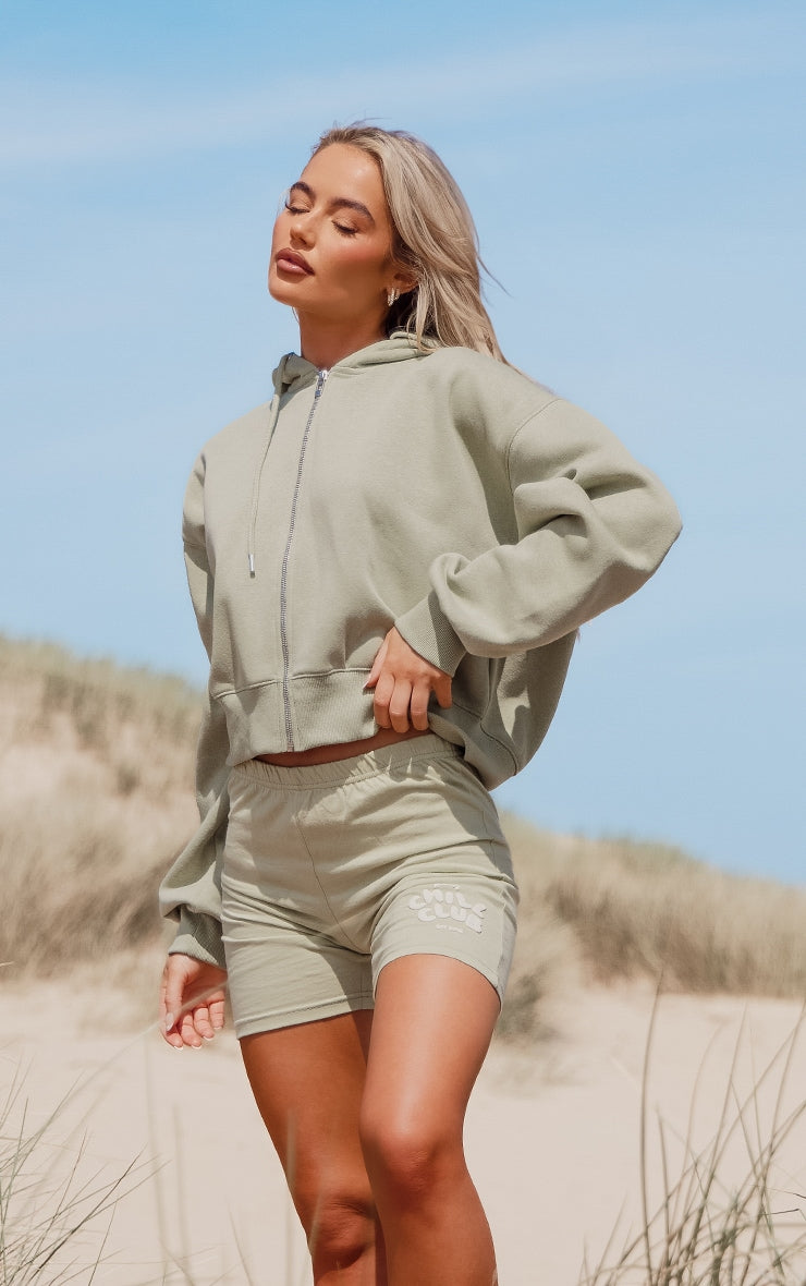 https://cdn-img.prettylittlething.com/4/5/e/c/45ec76d2b8e612ac30bec845cec88e48fc14b7c5_CNI8041_2_pistachio_chill_club_puff_print_zip_up_jacket.jpg