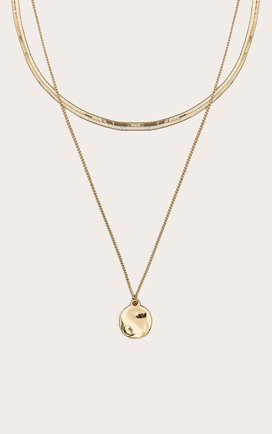 https://cdn-img.prettylittlething.com/b/f/8/0/bf80ac735d657f7964af2e929042a5da17523d50_CNM0656_1_gold_circle_pendant_layered_snake_chain_necklace.jpg