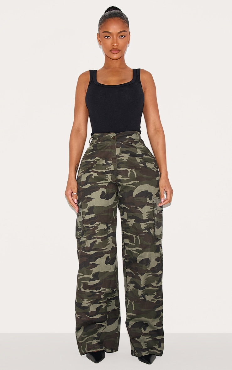 https://cdn-img.prettylittlething.com/c/e/e/4/cee471b1ee81b47a995b16ee6874a07894132d27_CMY8015_1_shape_khaki_camo_print_pocket_detail_wide_leg_cargo_trousers.jpg